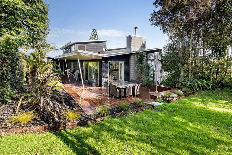 Photo of property in 1091 Whangaparaoa Road, Tindalls Beach, Whangaparaoa, 0930