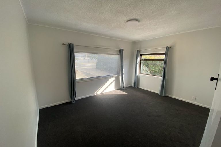 Photo of property in 43 Onewa Road, Northcote, Auckland, 0627