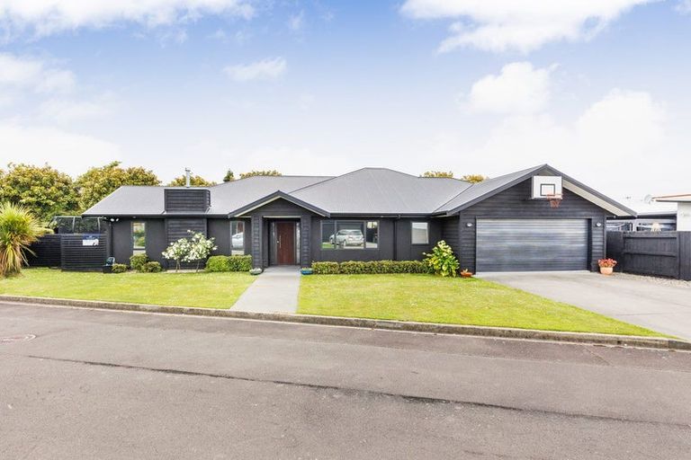 Photo of property in 5 D'urville Place, Kelvin Grove, Palmerston North, 4414