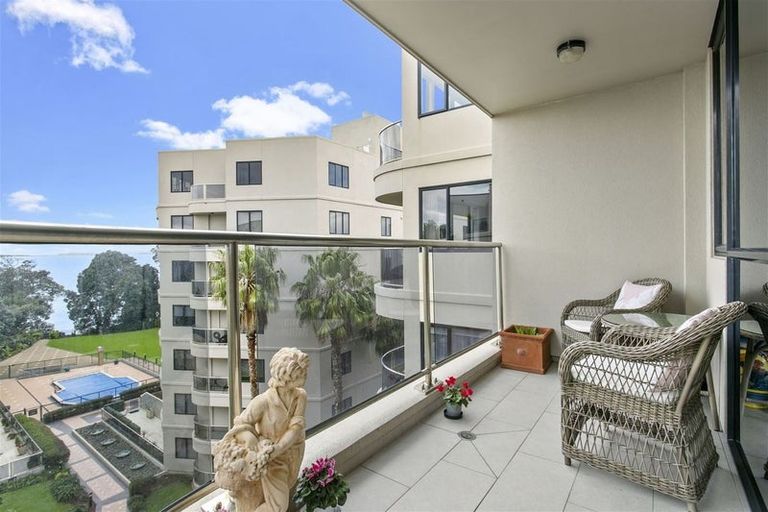 Photo of property in 4a/171 Hurstmere Road, Takapuna, Auckland, 0622
