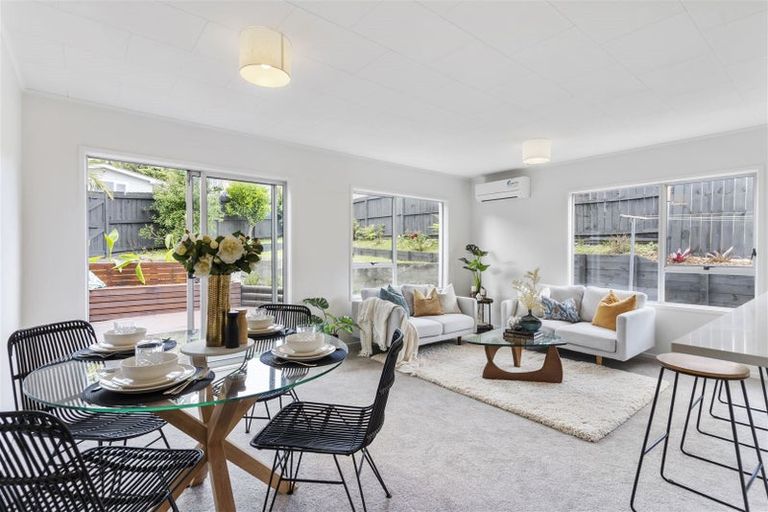 Photo of property in 2/3 Lambrown Drive, Totara Vale, Auckland, 0629