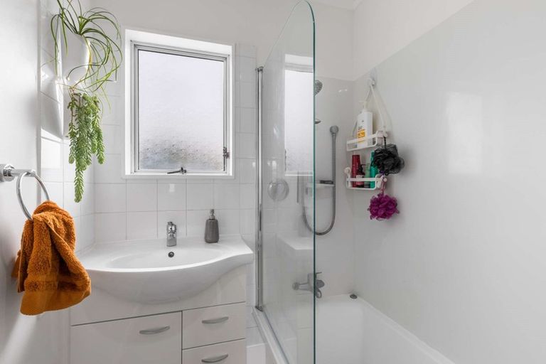 Photo of property in 22 Edgewater Parade, Waiuku, 2123