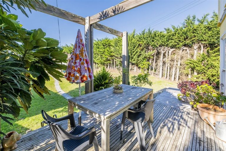 Photo of property in 28 Hona Street, Waikanae Beach, Waikanae, 5036