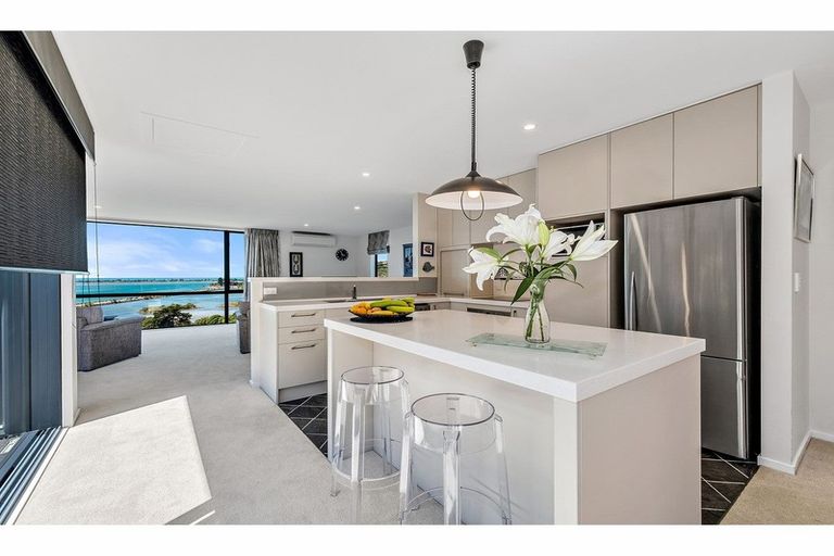 Photo of property in 35 Mount Pleasant Road, Mount Pleasant, Christchurch, 8081