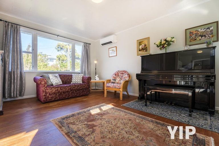 Photo of property in 10 Turville Crescent, Newlands, Wellington, 6037