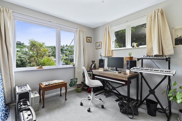 Photo of property in 29 Kellsmere Crescent, Island Bay, Wellington, 6023