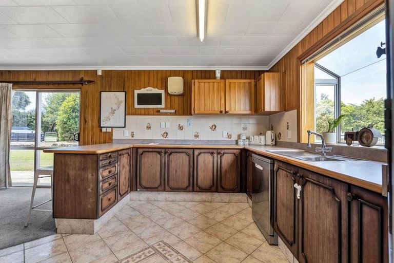 Photo of property in 35 Weraroa Road, Waverley, 4510