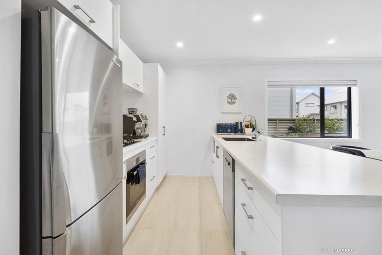 Photo of property in 35 Brindle Way, Newlands, Wellington, 6037