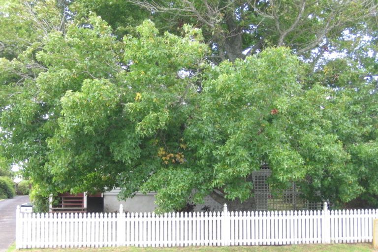 Photo of property in 1/5 Cresta Avenue, Beach Haven, Auckland, 0626