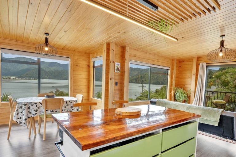 Photo of property in 127 Queen Charlotte Drive, Havelock, Picton, 7281