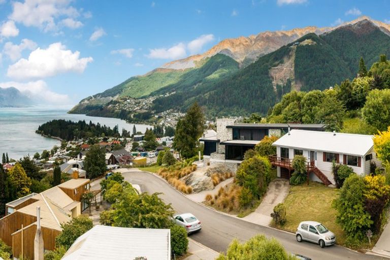 Photo of property in 12 Wakatipu Heights, Queenstown, 9300