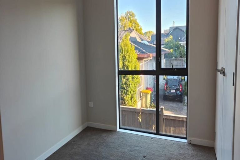 Photo of property in 5/58 Te Atatu Road, Te Atatu South, Auckland, 0610