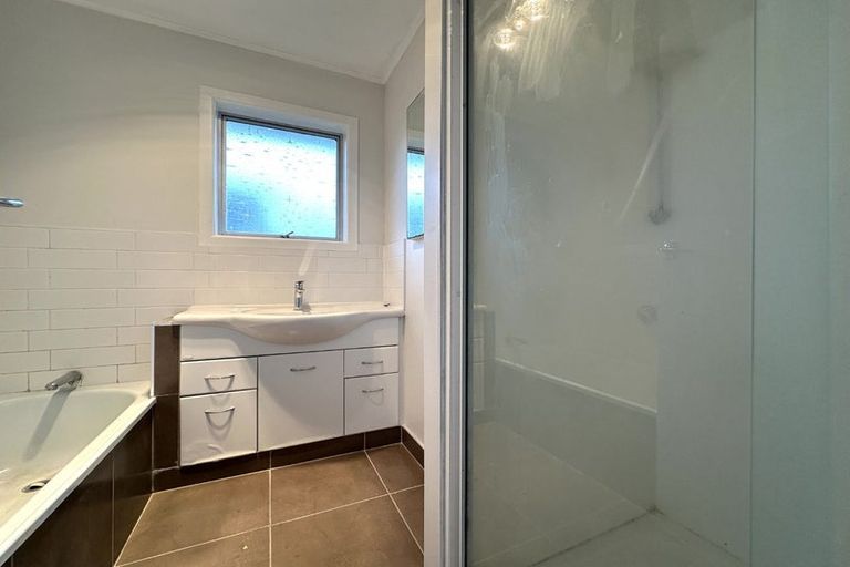 Photo of property in 19 Lydford Place, Glendene, Auckland, 0602