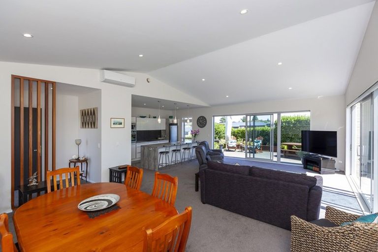 Photo of property in 2 Te Heke Place, Waikanae, 5036