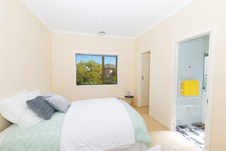 Photo of property in 42 Dress Circle, Newlands, Wellington, 6037