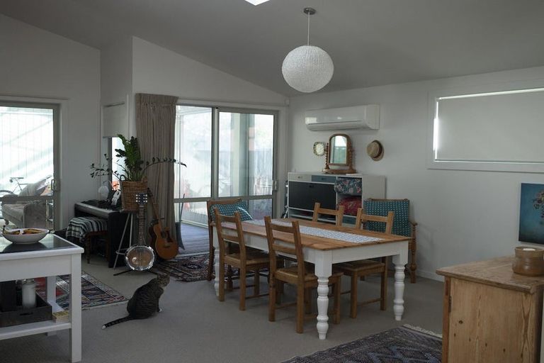Photo of property in 15 Pukatea Street, Eastbourne, Lower Hutt, 5013