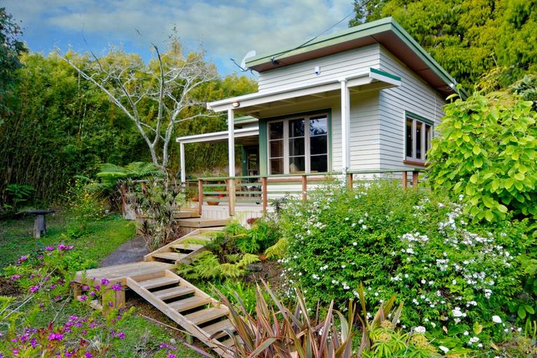Photo of property in 802 West Coast Road, Oratia, Auckland, 0604