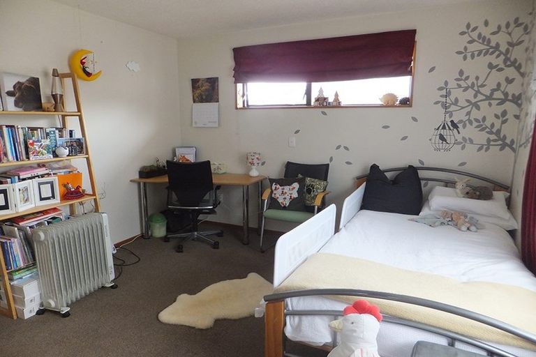 Photo of property in 3 Regency Crescent, Redwood, Christchurch, 8051