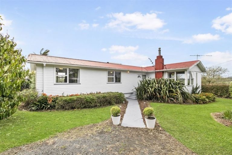 Photo of property in 102 Taiapa Road, Muriwai, Waimauku, 0881