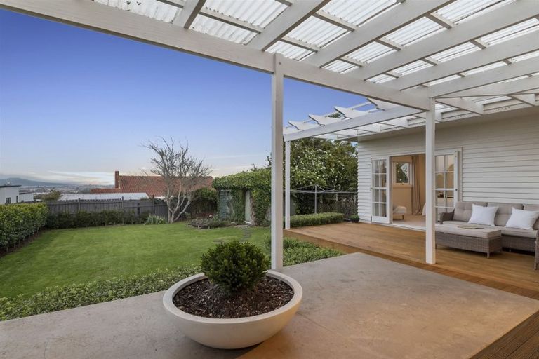 Photo of property in 2/259 Glenfield Road, Hillcrest, Auckland, 0627