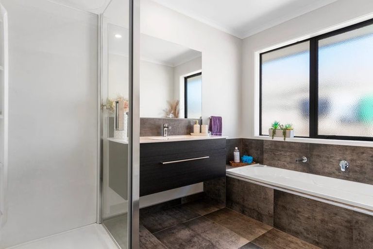 Photo of property in 18 Bill Miller Drive, Papamoa, 3118