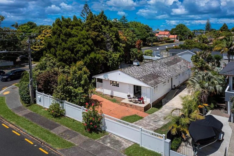 Photo of property in 1 Miltonia Avenue, Te Atatu South, Auckland, 0610