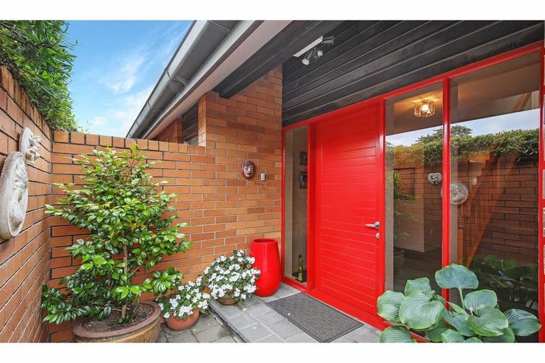 Photo of property in 2/35 Glenburn Place, Avonhead, Christchurch, 8042