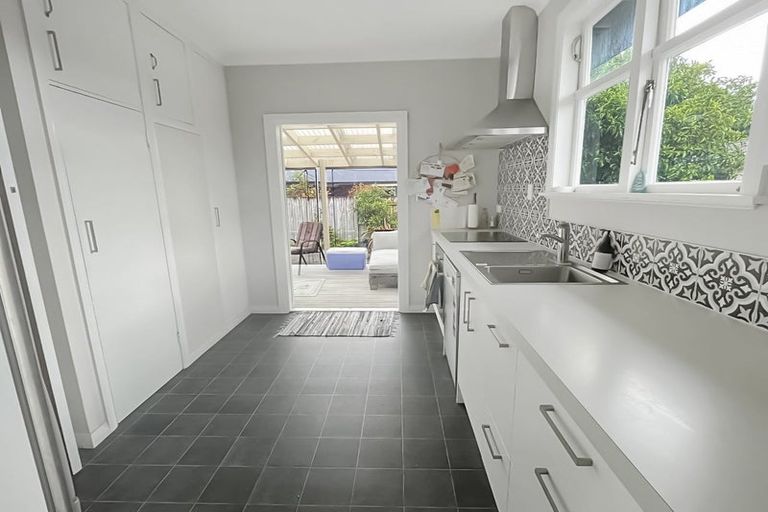 Photo of property in 27 Knowles Street, Terrace End, Palmerston North, 4410