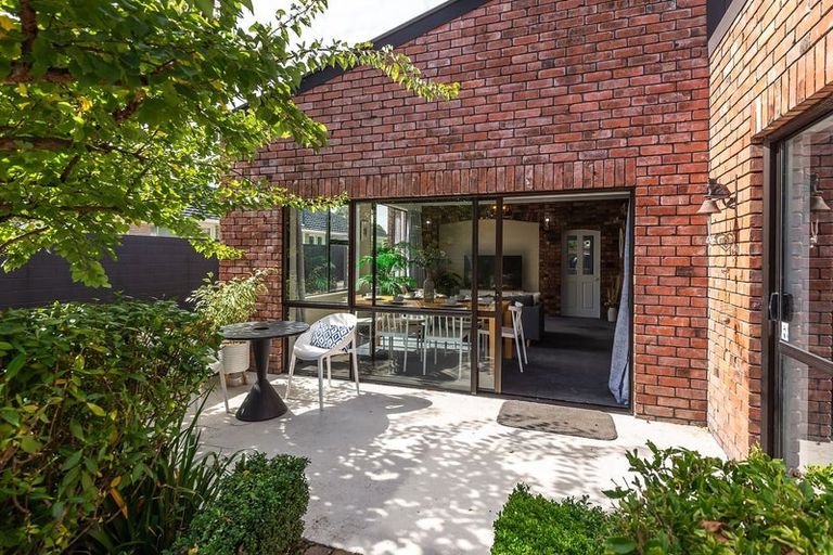 Photo of property in 327 Avonhead Road, Avonhead, Christchurch, 8042