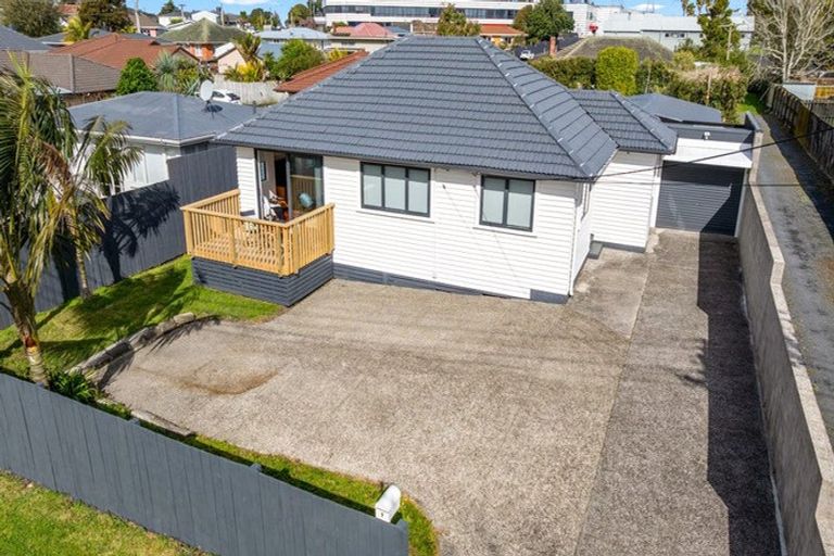 Photo of property in 9 Grainger Road, Te Atatu South, Auckland, 0610