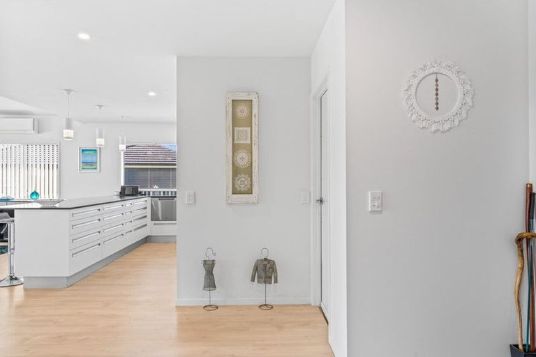 Photo of property in 9 Kamahi Place, One Tree Point, 0118