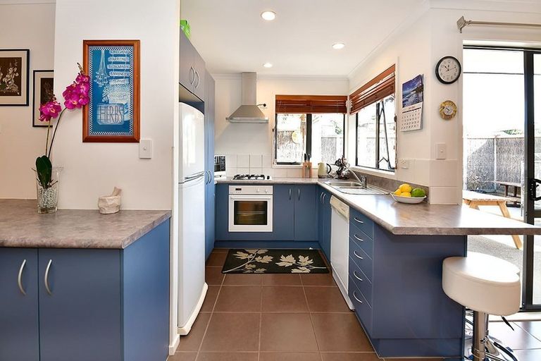 Photo of property in 8 Roberta Crescent, Orewa, 0931