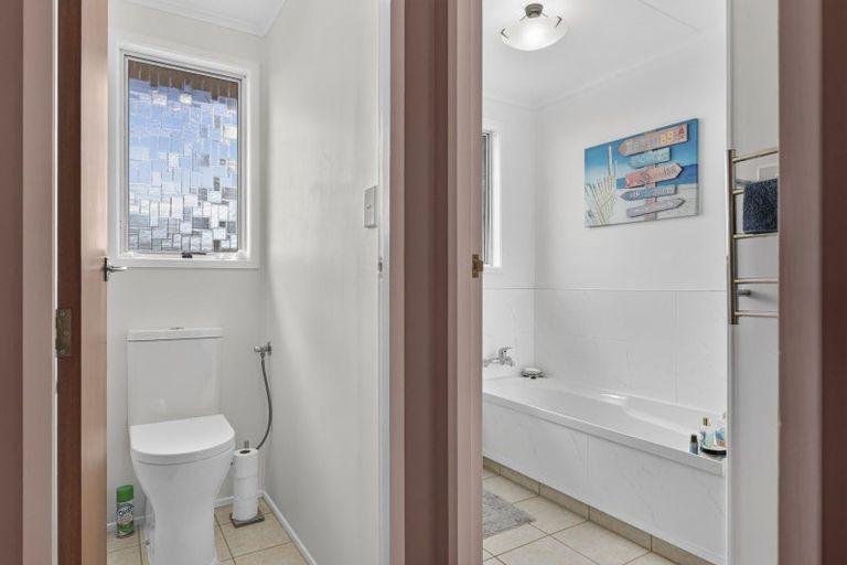 Photo of property in 100 Riversdale Drive, Merrilands, New Plymouth, 4312
