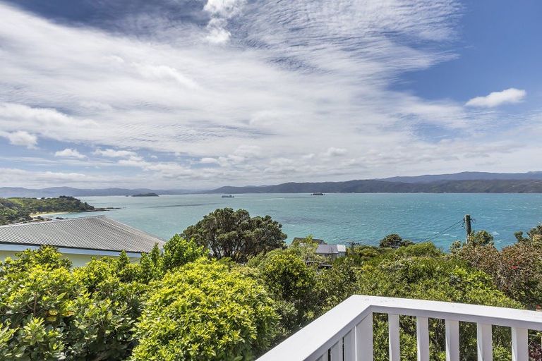 Photo of property in 22 Tai Paku Paku Road, Karaka Bays, Wellington, 6022
