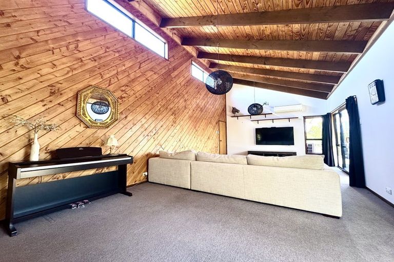 Photo of property in 17 Sungrove Rise, Sunnyvale, Auckland, 0612