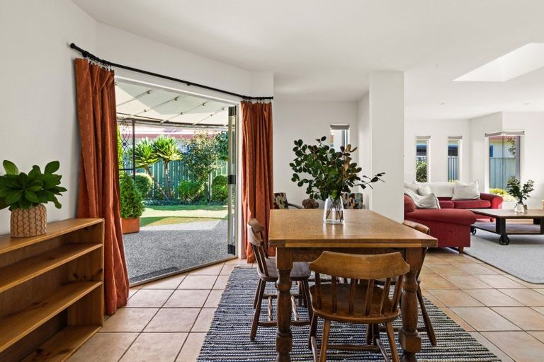 Photo of property in 2 Queens Walk, Taradale, Napier, 4112