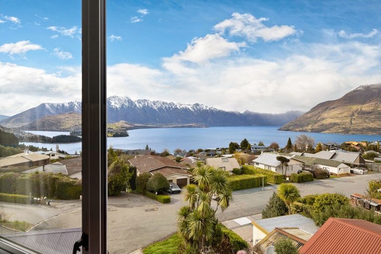 Photo of property in 32 Avalon Crescent, Fernhill, Queenstown, 9300