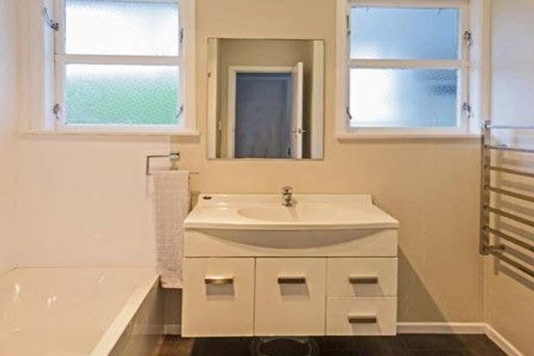 Photo of property in 68 Edgewater Drive, Pakuranga, Auckland, 2010