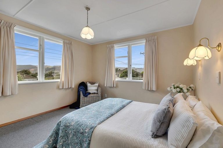 Photo of property in 5 Wakefield Terrace, Tawa, Wellington, 5028