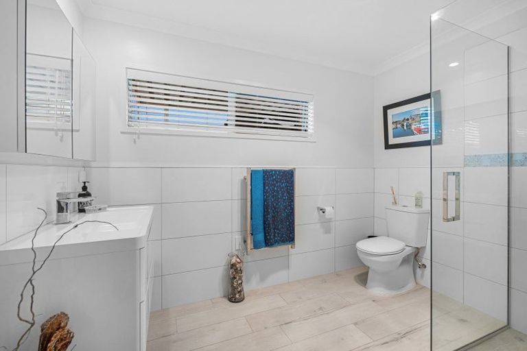 Photo of property in 6 Fred Carr Place, One Tree Point, 0118