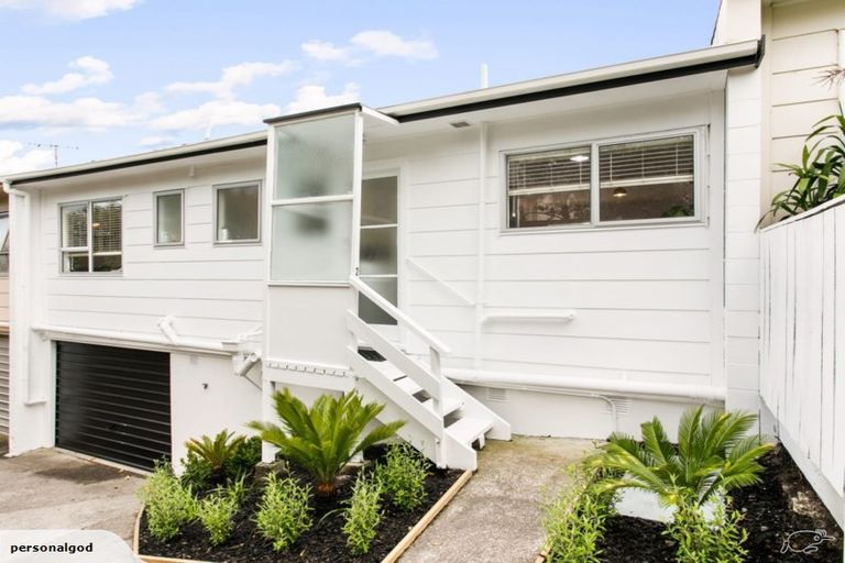 Photo of property in 2/3a Kirrie Avenue, Te Atatu South, Auckland, 0610