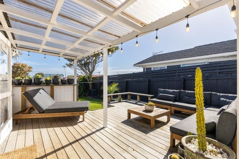 Photo of property in 17 Kowhai Street, Strandon, New Plymouth, 4312