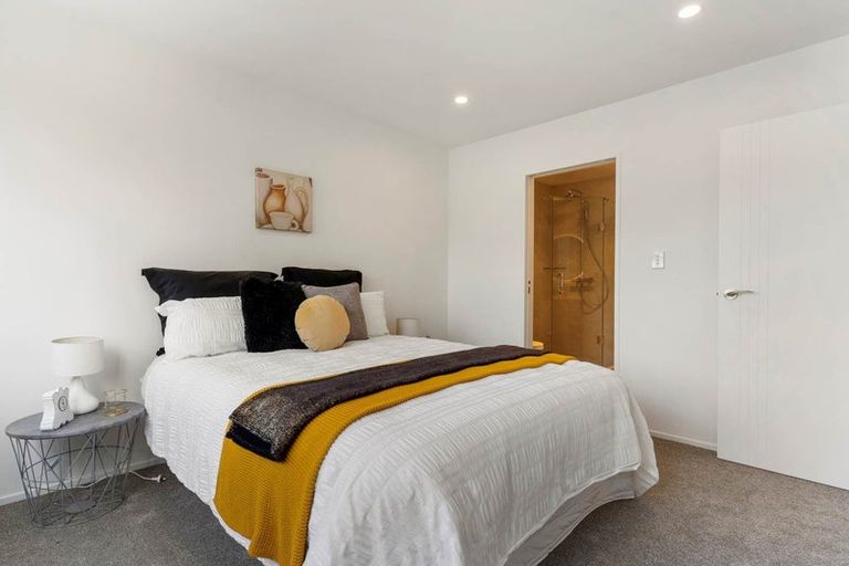 Photo of property in 15b Pipitea Place, Massey, Auckland, 0614