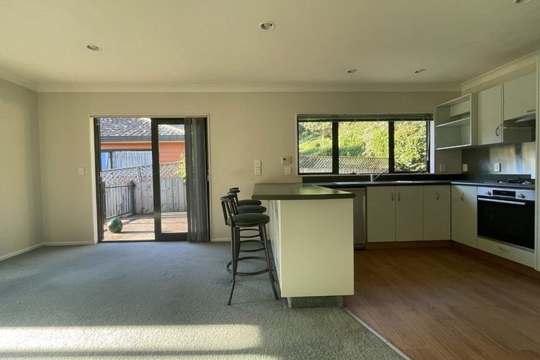 Photo of property in 17 Glanmire Road, Newlands, Wellington, 6037