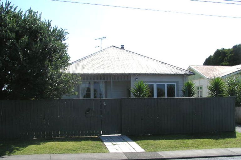Photo of property in 2/20 Gladstone Road, Northcote, Auckland, 0627
