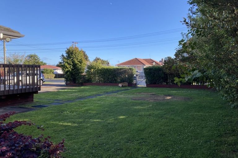 Photo of property in 14 Fairdene Avenue, Henderson, Auckland, 0610