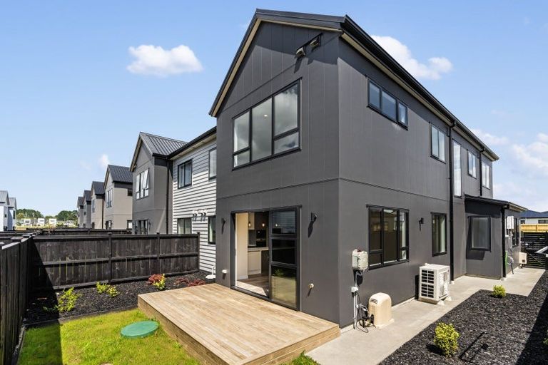 Photo of property in 18 Cara Avenue, Kumeu, 0810