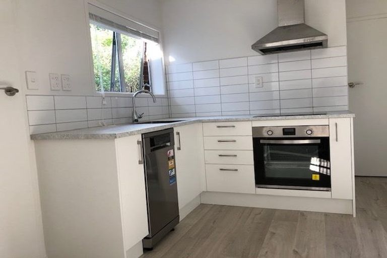 Photo of property in 2/5 Tobruk Crescent, Milford, Auckland, 0620