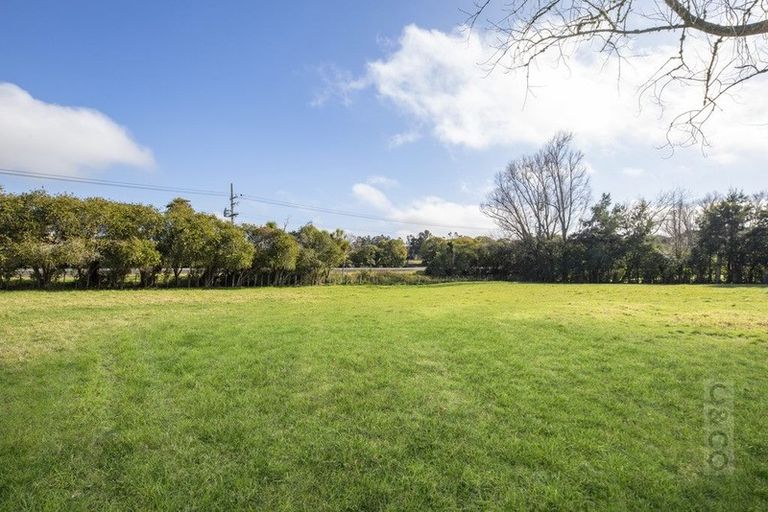 Photo of property in 271 Waitakere Road, Taupaki, Henderson, 0782