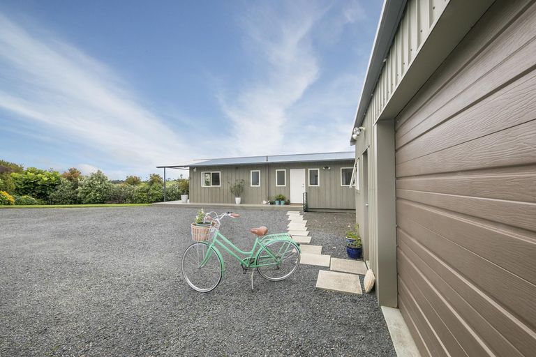 Photo of property in 15 Alf Access Road, Helensville, 0875